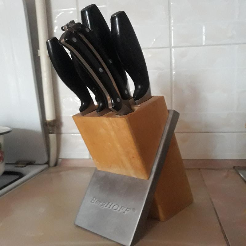 Zestaw noży kuchennych ze stojakiem - 01 Zestaw noży kuchennych ze stojakiem - 01