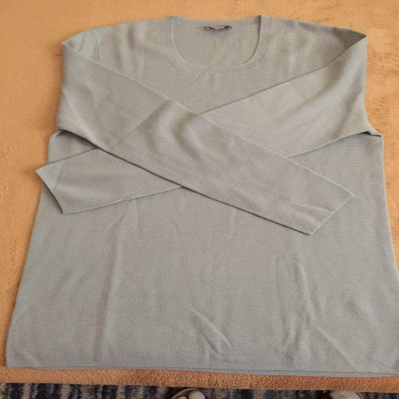 Oddam dobry nowy sweter w kolorze szarym