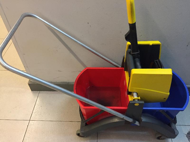 Mop z wiadrem na kółkach - 01 Mop z wiadrem na kółkach - 01