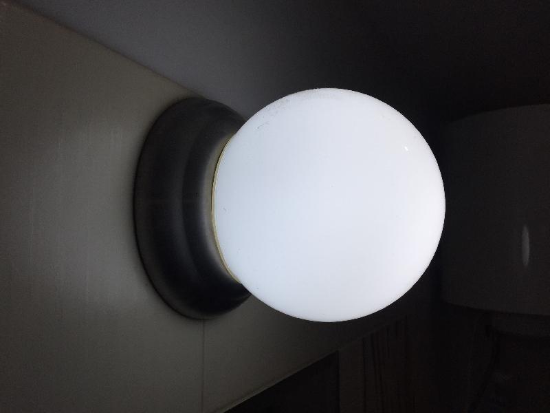 Lampa ścienna w kształcie kuli - 01