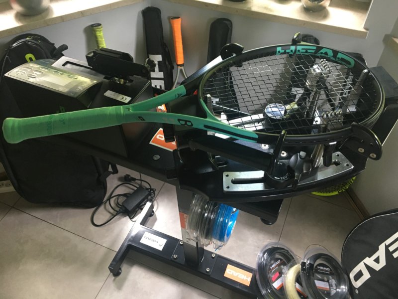 Serwis, Naciaganie rakiet tenisowych