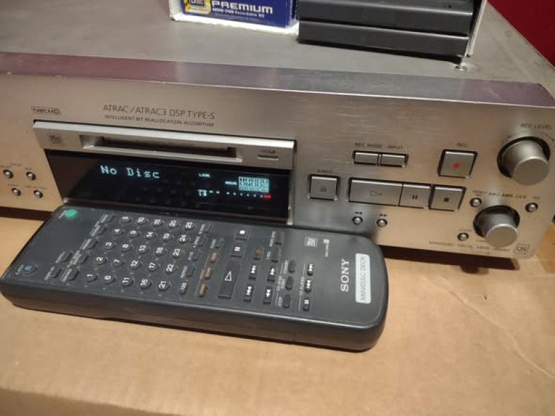 Mini Disc SONY JB 980 + dyskietki 54szt. - 01 Mini Disc SONY JB 980 + dyskietki 54szt. - 01