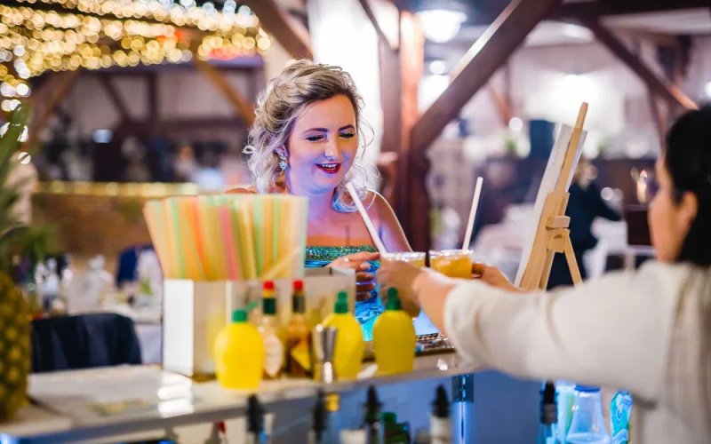 Barmani do wynajęcia - 01