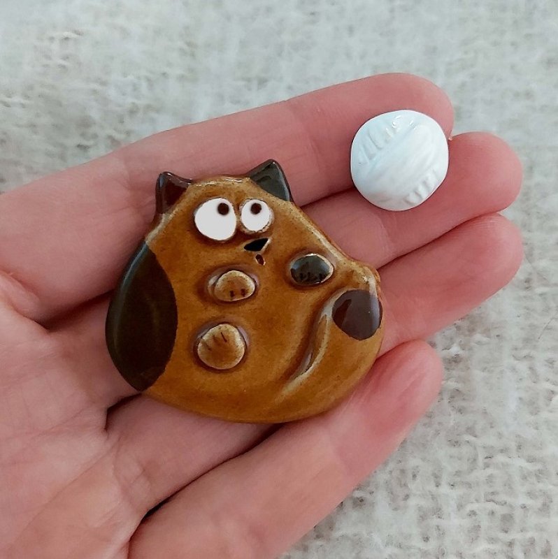 Broszka ceramiczna kot i wełna Handmade Lamabo