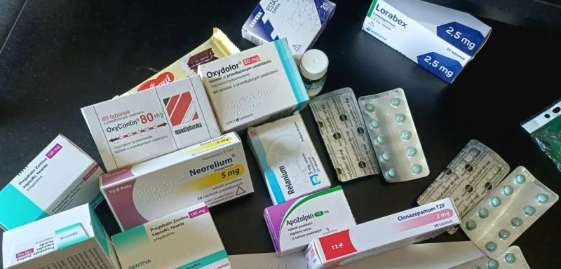 Dostępne tabletki przeciwbólowe i tabletki poronne